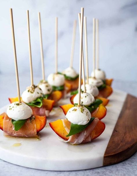 Appetizer For Seafood Dinner, Desserts With Pipettes, Snack Kabobs Appetizers, Classy Wedding Appetizers, Wedding Dinner Ideas Food Plated, Simple Fancy Appetizers, Outdoor Party Menu Ideas, Crab Dinner Party, Desserts Ideas For Party