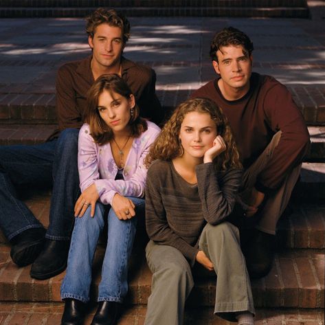 Felicity, this show was my ultimate go to during college.  (Ok.  And guilty pleasure now) Felicity Porter, Felicity Show, Amy Jo Johnson, Scott Foley, Scott Speedman, Keri Russell, Outfit 90s, Old Shows, 90s Outfit