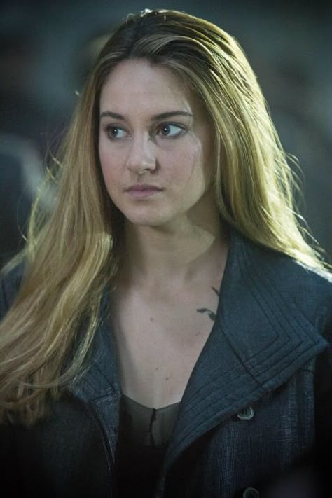 Shailene Woodley as BEATRICE Prior in DIVERGENT Beatrice Prior, Divergent Tris, Tris Prior, Divergent Fandom, Divergent Trilogy, Divergent Insurgent Allegiant, The Divergent, Veronica Roth, Divergent Series