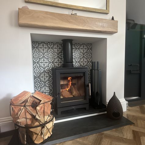 MI Skiddaw Ecodesign Wood Stove - Ecodesign Ready | Direct Stoves Woodfire Stove Living Rooms, Small Wood Burner, Electric Woodburner Fireplace Ideas, Unusual Fireplace Ideas, Built In Wood Burning Stove, Hearth Tiles Woodburner, Wood Stove Wall Ideas, Wood Stove Surround Ideas, Wood Stove Fireplace Ideas