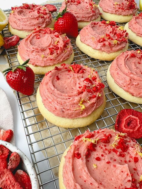 Cookie Ideas For Birthday, Strawberry And Lemon Desserts, Fresh Baked Cookies Aesthetic, Cute Treat Ideas, Girly Baking Aesthetic, Cute Strawberry Desserts, Bakery Baked Goods, Strawberries And Cream Cookies, Pretty Dessert Ideas