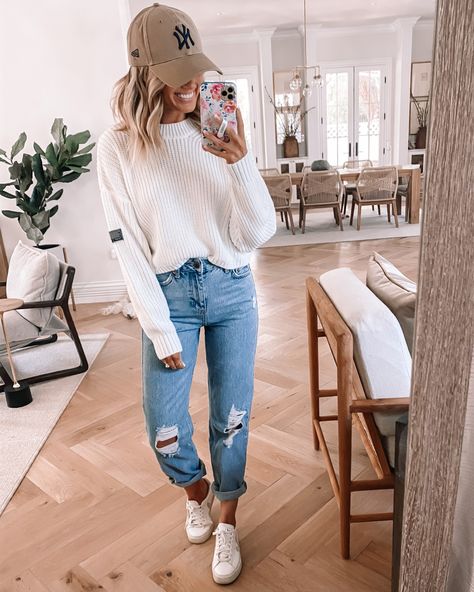 Tan Cap Outfits For Women, Medium Jeans Outfit, Sweater With Ripped Jeans Outfit, Fall Mom Jeans Outfit Casual, Neutral Baseball Cap Outfit, Cream Sweater Outfit Fall, Mom Jean Sweater Outfit, White Sweater Jeans Outfit, Cream Cap Outfit