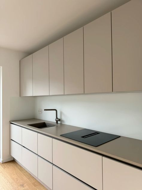 L Shaped Kitchen Cabinets Layout, L Kitchen Layout, Kitchen Greige, L Shaped Kitchen Cabinets, Minimalism Kitchen, Kitchen Minimal, Friends Kitchen, Aluminum Kitchen Cabinets, Greige Kitchen