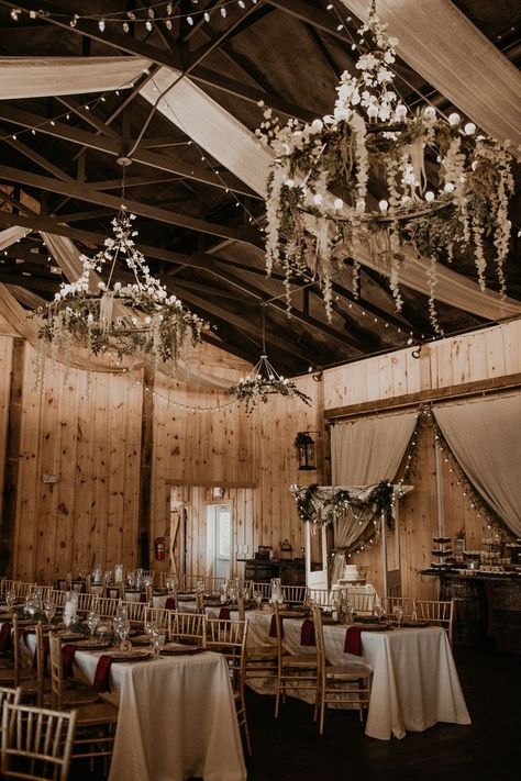 Autumn Barn Wedding, Country Wedding Pictures, Gothic Wedding Theme, Country Western Wedding, Barn Wedding Inspiration, Western Themed Wedding, Barn Wedding Reception, Country Barn Weddings, Barn Wedding Decorations