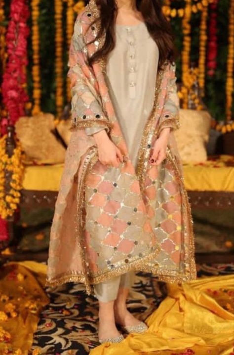 Chatapati Suits, Chatapati Dupatta Design, Simple Wedding Dress Pakistani, Pakistani Fashion Casual, Stylish Short Dresses, Pakistani Fancy Dresses, Pakistani Dresses Casual, Pakistani Fashion Party Wear, Beautiful Pakistani Dresses