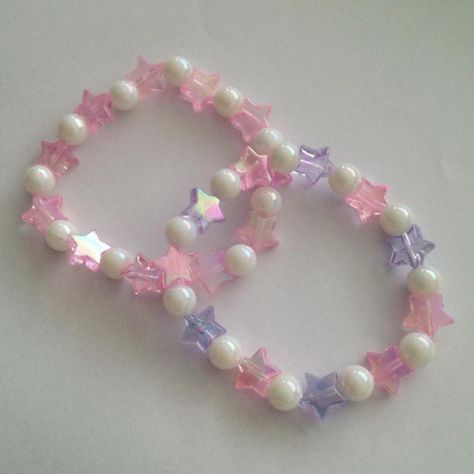 Barbie Themed Bracelet, Kpop Jewelry Aesthetic, Star Bracelet Bead, Kawaii Beaded Jewelry, Bead Bracelet Inspo Aesthetic, Cute Bead Bracelet Ideas Aesthetic, Kandi Bead Bracelets, Kawaii Bracelet Ideas, Kandi Cute