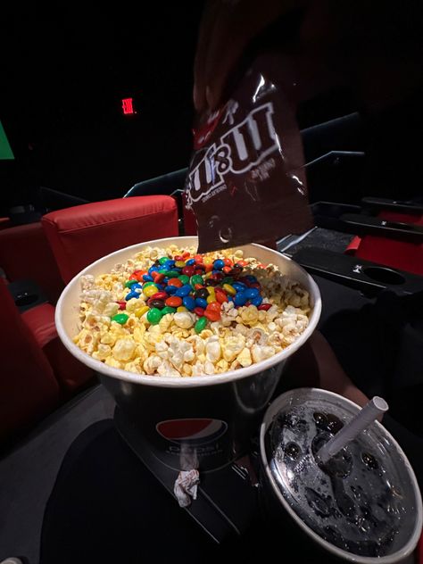 my boyfriend eats popcorn like this. orginal pin. #movienight #date #aesthetic #dateideas #popcorn #datenight Movie Popcorn Aesthetic, Movie Day Aesthetic, Movie Date With Boyfriend, Movie Date Aesthetic, Popcorn Aesthetic, Disney Popcorn, February Goals, Soft Lifestyle, Movie Night Food