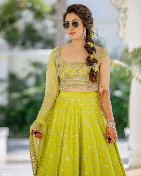 25  Hassle-free Hairstyles for Every Summer Bride Mehendi Looks For Bride, Haldi Look For Bride, Lehenga Hairstyles, Bridal Hairdo, Black Lehenga, Summer Bride, Green Lehenga, Lilac Wedding, Indian Bridal Wear