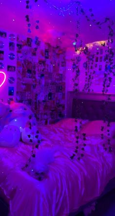 Black And White Tapestry Bedroom Ideas, Light Up Room Ideas, Room Ideas Bedroom Purple, Les Lights In Bedroom Aesthetic, Aesthetic Room Ideas With Led Lights, Light Purple Room Ideas, Galaxy Room Ideas, Rooms With Led Lights, Baddie Room Ideas Aesthetic