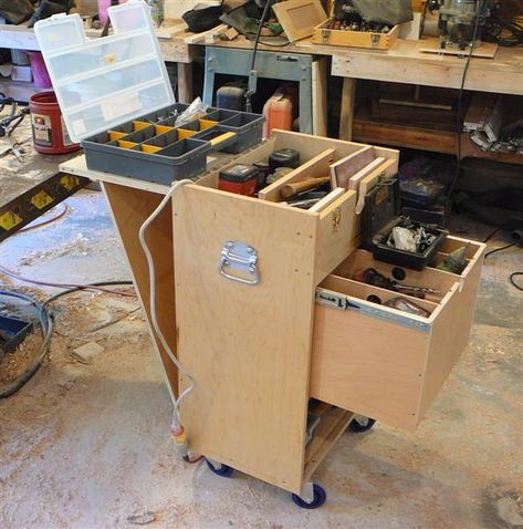 Once the chest is loaded up it provides easy acess to all of the tools and because the chest is set on casters the tools are always within arms reach of the work. Router Table Plans, Woodworking Desk, Woodworking Kits, Tool Cart, Woodworking Logo, Woodworking Joinery, Workbench Plans, Woodworking Patterns, Woodworking Workbench