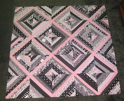 Pink Quilts Ideas, 2023 Challenge, Quilted Blankets, Black White Quilts, Black Quilts, Paris Quilt, Sewing Patterns For Baby, Designs Black And White, Modern Quilt Designs