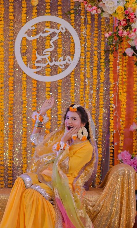 Manjha Ceremony Decoration, Mayun Decoration Ideas, Manjha Ceremony Dresses, Pakistani Dholki Decor Home, Mayoon Decorations, Mayoon Decorations At Home, Mehndi Decoration Ideas, Haldi Ceremony Decorations, Haldi Ceremony Outfit