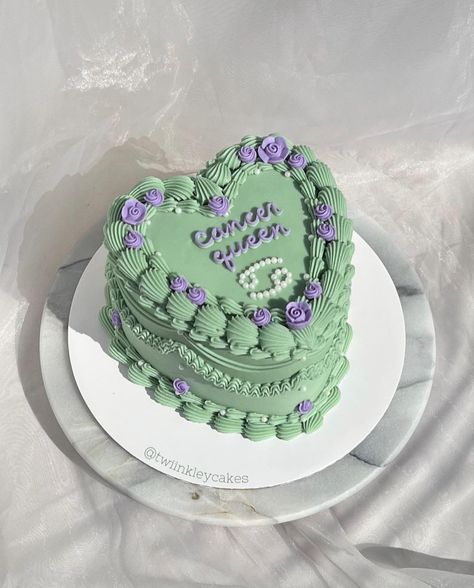 Purple And Green Birthday Party Ideas, Green And Purple Cake, Green Heart Cake, Goofy Cake, Turquoise Cake, Minimalist Cakes, Green Birthday Cakes, Girly Birthday Cakes, 19th Birthday Cakes