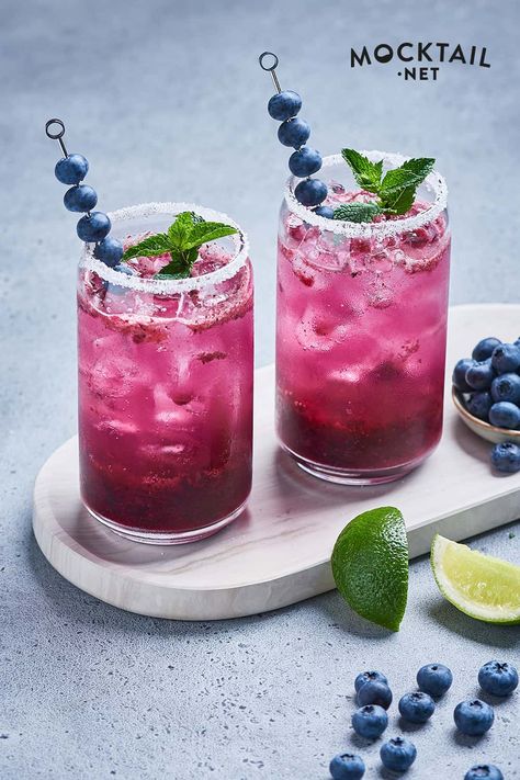 Blueberry Lime Mocktail 1 Blueberry Mint Mocktail, Fancy Mojito, Mocktail Blueberry, Aesthetic Mocktails, Blueberry Mocktail, Healthy Mocktail, Cocktails Made With Rum, Easy Mocktails, Mojito Ingredients