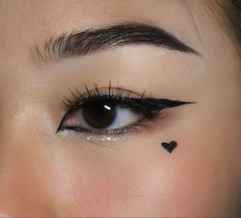 Eyeliner Heart On Cheek, Heart Eyeliner Stamp Looks, Egirl Eyeliner Hooded Eyes, Heart Under Eye Makeup, Eyeliner Heart Under Eye, Asian Eyeliner Hooded, Epicanthic Fold Eyeliner, Eyeliner Designs Simple, Makeup Looks Egirl