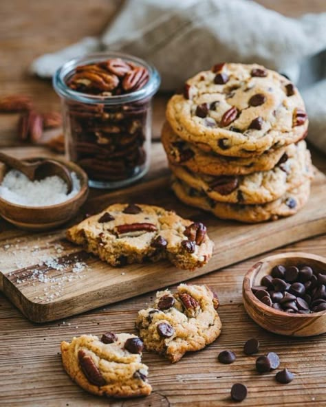 Cookies Pictures Ideas, Cookies Photography Ideas, Cookie Photography Styling, Cookies Photography Styling, Brownie Aesthetics, Cookies Food Photography, Cookies Pictures, Recipe Chocolate Chip Cookies, Pecan Desserts Recipes