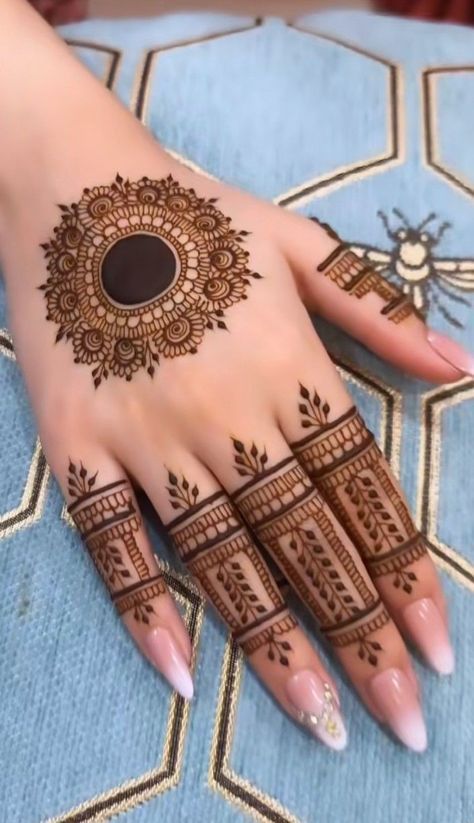 #hennadesigns #henna #hennaart #hennaartist #hennatattoo #mehndi #hennalove #hennadesign #hennainspire #hennawedding #mehendi #hennainspiration #bridalhenna #hennafun #hennainspo #art #mehndidesigns #mehandi #mehndiartist #hennasimple #hennartist #mehendidesign #mehndidesign #hennalookbook #whitehenna #wedding #mehndiart #bridalmehndi #hennapengantin #hennamurah Mehendi Designs For Hands Simple 2024, Mehendi Designs For Back Hands Simple, Mehandi Designs For Hands Back, Mehendi Designs For Hands Back, Mehendi Back Hand, Henna For Wedding, Back Hand Simple Mehndi Design, Mehndi Back Hand, Mehndi Designs For Back Hand