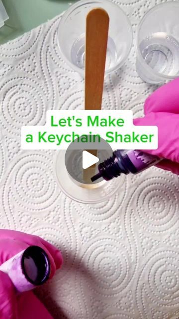 Epoxy Keychain Diy, Resin Shaker Keychain Diy, Diy Shaker Keychain, Shaker Keychain Ideas, Resin Art Keychain Ideas, Epoxy Resin Keychain Ideas, How To Make Resin Keychains, Resin Keychain Tutorial, Resin Keychain Ideas