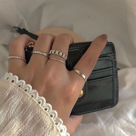 Hand With Ring, Hands With Rings, Hand Jewelry Rings, Silver Jewlery, Aesthetic Rings, Hand Rings, Formal Jewelry, Jewelry Accessories Ideas, Chunky Rings