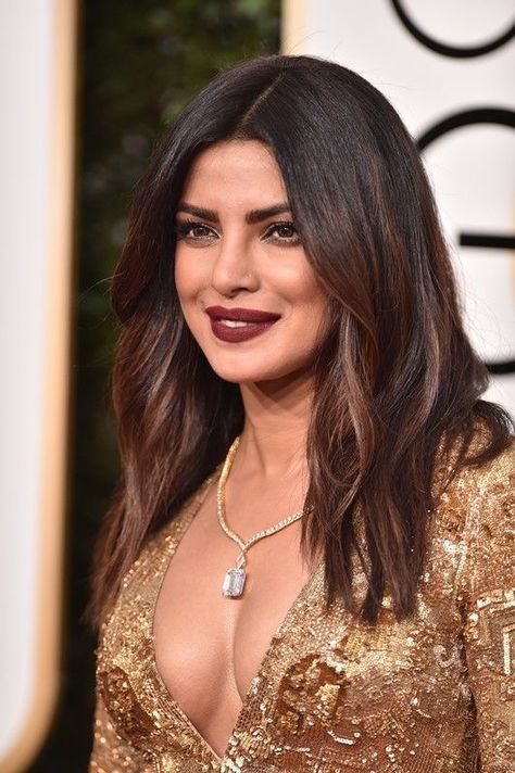 Priyanka Chopra Priyanka Chopra Hair, Priyanka Chopra Makeup, Pelo Cafe, Stylish Dp, Star Beauty, Hiding Face, Unique Halloween Costumes, Profile Pic, Teenage Girls