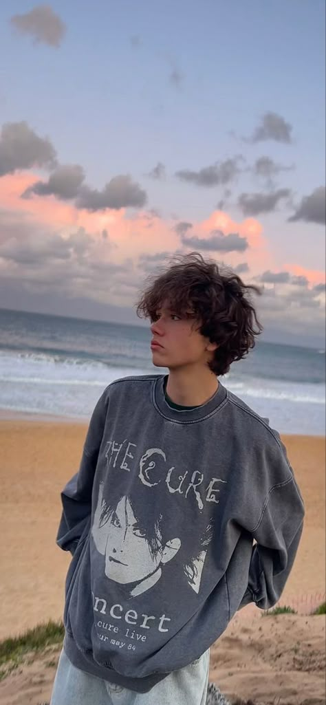 Australian Guy Aesthetic, Surfer Curls Men, Hot Surfer Dudes, Beach Boy Haircut, Surfing Aesthetic Boy, Surfer Boys Aesthetic, Surfer Boys Outfits, Ocean Boy Aesthetic, Long Surfer Hair