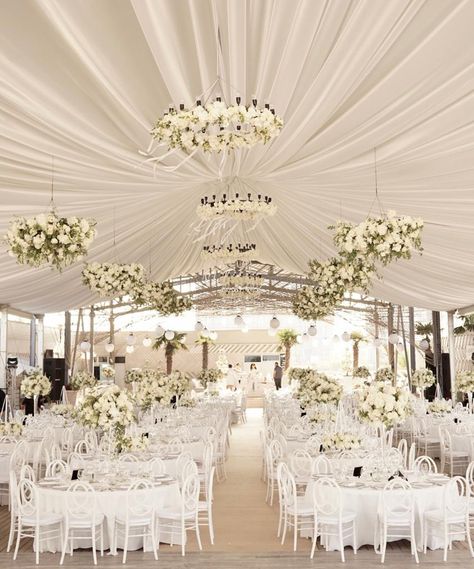 Indoor Wedding Ideas Decoration, Indoor Hall Decorations, Wedding Hall Flower Decorations, All White Wedding Decorations Receptions, Ceiling Design For Wedding Reception, Wedding Reception Ceiling Design, White Flowers Wedding Reception, White Wedding Theme Receptions, Indoor White Wedding