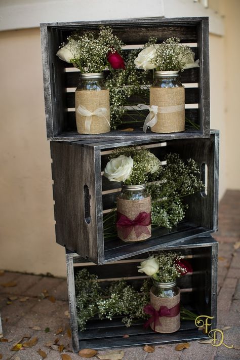 Crates Ideas Wooden Diy Wedding, Red Rustic Wedding Decorations, Rustic Buffet Table Wedding, Simple Country Wedding Decorations, Country Burgundy Wedding, Rustic Burgundy Wedding Decorations, Rustic Wedding Burgundy, Wedding Crates Decoration, Rustic Country Wedding Table Decor