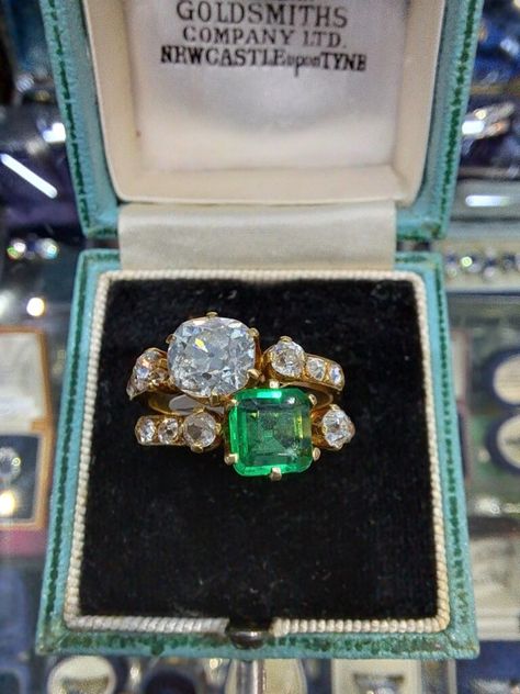 Highly singular dual emerald and diamond ring – Delphi Antiques (Dublin) Antique Emerald Engagement Ring, Antique Emerald Ring, Columbian Emeralds, Jewelry Girl, Emerald And Diamond Ring, Luxury Jewellery, Yellow Gold Setting, Cushion Cut Diamonds, Vintage Engagement