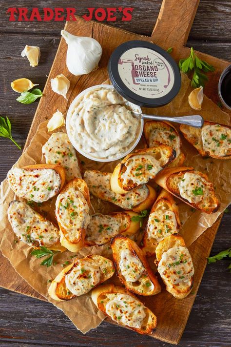 A tub of Trader Joe's Syrah Soaked Toscano Cheese Spread sitting on a cutting board covered with toasted cheesy baguette slices. Trader Joes Recipes Dinner, Trader Joes Appetizers, Bowl Of Spaghetti, Trader Joes Snacks, Trader Joes Food, Homemade Garlic Bread, Trader Joes Recipes, Bread Appetizers, Dinner Party Recipes