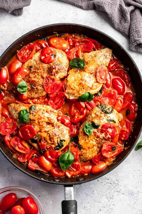 Top of a pan with chicken pomodoro. Chicken Pomadore, Chicken Pomodoro Recipes, Chicken Pomodoro, Grilled Chicken Legs, Honey Butter Chicken, Fresh Tomato Sauce, Chicken Breast Recipes Easy, Italian Pasta Recipes, Italian Recipes Traditional