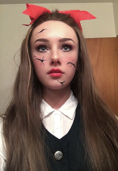 Doll Cracks Makeup, Cracked China Doll Makeup, Scary Doll Costume Diy, Happy Halloween Makeup, Broken Doll Makeup Easy, Simple Doll Makeup Halloween, Scary Doll Make Up, Creepy Baby Doll Makeup, Easy Creepy Doll Makeup