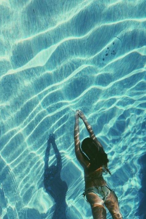 Fotografia In Piscina, Tumblr Beach Pictures, Pool Tumblr, Beach Tumblr, Woman Swimming, Summer Instagram Pictures, Pool Poses, Photos Bff, Pool Photography