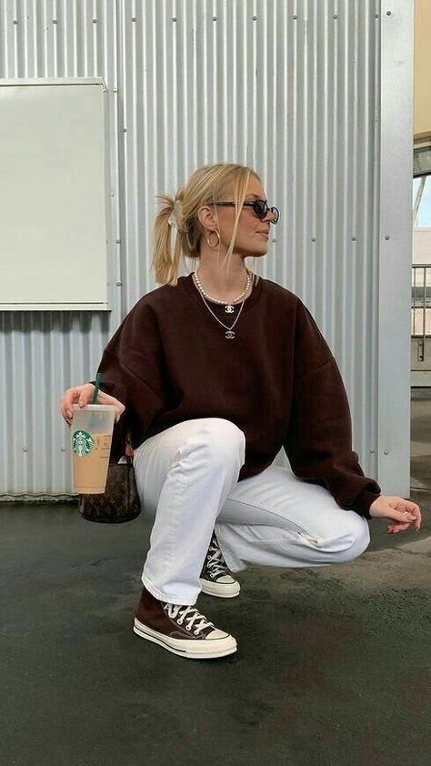 Converse Aesthetic Outfit, Brown Converse Outfit, Brown Aesthetic Outfit, Vinter Mode Outfits, Dinner Outfit Casual, Brown Converse, Converse Outfits, Look Legging, Skandinavian Fashion