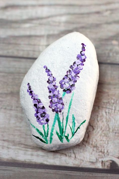 Things To Paint On Rocks, How To Paint Rocks, Easy Rock Painting Ideas, Easy Rock Painting, Rock Painting Flowers, Diy Rock Art, Paint Rocks, Rock Flowers, Rock Painting Ideas