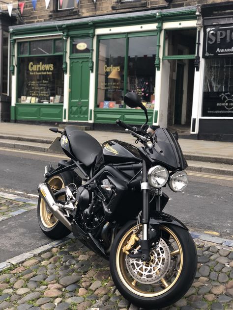 Triumph Street Triple R 2010 Triumph Street Triple Custom, Triumph 675, Triumph Triple, Triumph Street Triple R, Triumph Street Triple 675, Triumph Speed Triple 1050, Brat Bike, Triumph Cafe Racer, Cafe Racer Moto