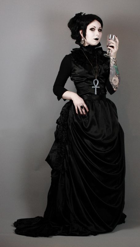 Victorian Goth Woman, Victorian Gothic Fashion, Victorian Gothic Dress, Gothic Fashion Victorian, Gothic People, Goth Victorian, Gothic Mode, Dark Girl, Lunar Moon