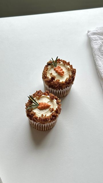 Carrot Muffins With Cream Cheese, Cupcakes Fall, Carrot Muffin, Moist Cupcakes, Carrot Cupcake, Carrot Cake Muffins, Fall Cupcakes, Carrot Muffins, Shredded Carrots