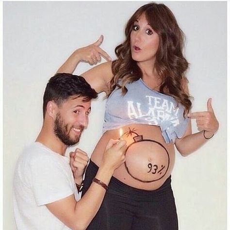 Vom Avea Un Copil, Pregnancy Photos Couples, Pregnancy Goals, Maternity Photoshoot Poses, Belly Painting, Maternity Photography Poses, Pregnant Couple, Foto Tips, Foto Baby