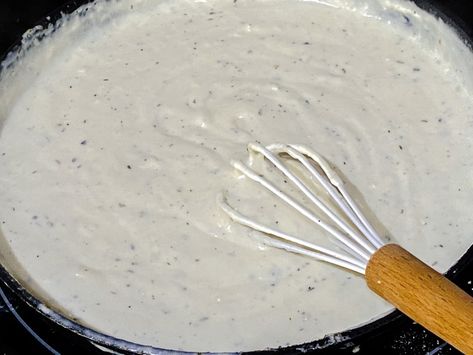 Milk Gravy Recipe, Dolly Parton Recipes, White Gravy Recipe, Budget Dinners, Creamy White Sauce, Milk Gravy, Sausage Gravy Recipe, Celebrity Recipes, Homemade Gravy