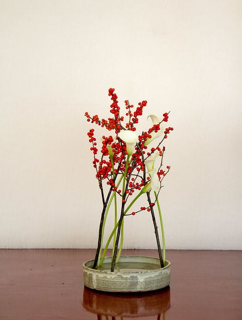 Diy Silk Flower Arrangements, Ikebana Sogetsu, Contemporary Flower Arrangements, Sogetsu Ikebana, White Flower Arrangements, Ikebana Flower, Ikebana Arrangements, Ikebana Flower Arrangement, Ikebana Vases