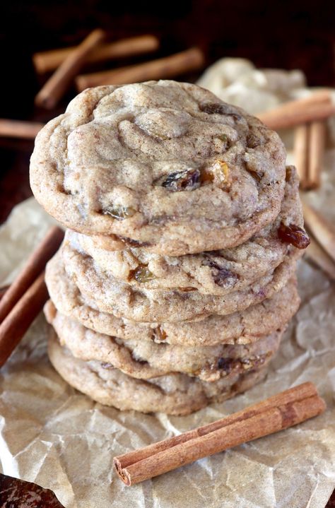 This cinnamon raisin cookie recipe is truly amazing! The cookies are a melt-in-your-mouth dreamy treat. They're soft and crisp, and buttery and cinnamon-y -- all at once!  So yes, they're the Best Cinnamon Raisin Cookies of all time! #cookies #raisins #cinnamon #raisincookies Cinnamon Raisin Cookies, Top Desserts, Raisin Cookie Recipe, Raisin Cookie, Raisin Recipes, Breakfast Cookie Recipe, Hatch Chile, Cinnamon Raisin, Cookie Calories