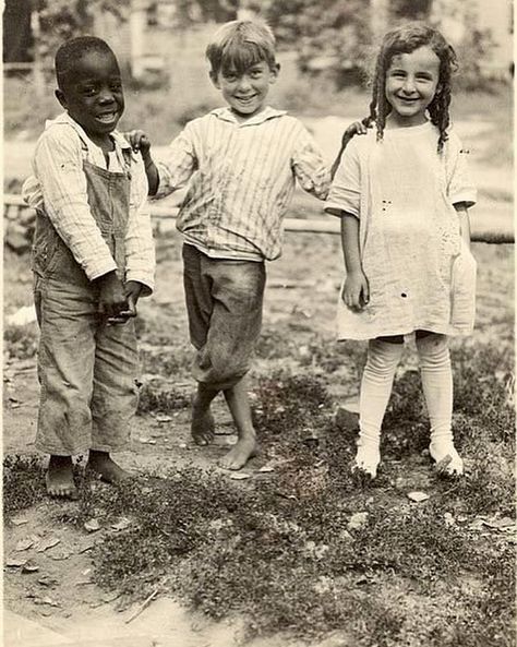 Three #friends hanging out in #Omaha c. 1910 Vintage Children Photos, Foto Art, Photo Vintage, Vintage Portraits, Antique Photos, Vintage Pictures, Vintage Photographs, Vintage Photography, Historical Photos