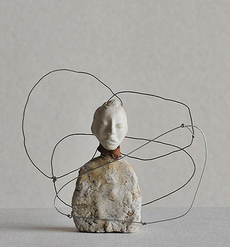 Figure with wire by Jiro Yoshida Makeup Shoot, Ceramic Sculpture Figurative, Sculpture Art Clay, Sculptures Céramiques, Kampot, Mixed Media Sculpture, Keramik Design, Ceramic Figures, Pottery Sculpture