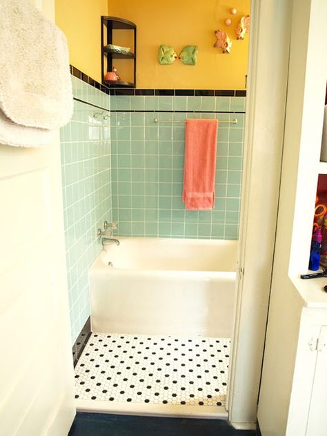 1940s Bathroom, Baie Vintage, Bathroom Renovation Diy, Black Tile Bathrooms, Cheap Bathroom Remodel, Retro Bathrooms, Retro Renovation, Cheap Bathrooms, Bad Inspiration