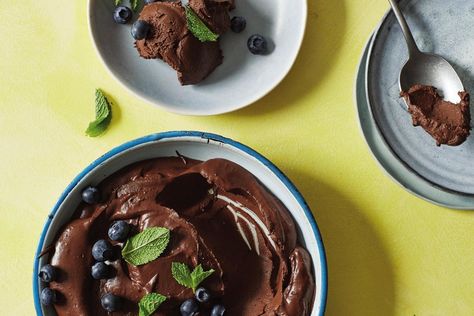 Vegan Mousse, Banana Mousse, Chocolate Mousse Desserts, Banana And Chocolate, Vegan Chocolate Mousse, Warm Desserts, Dinner Party Desserts, Blueberry Chocolate, Chocolate Mousse Recipe