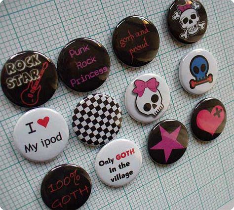 ... Stylish Buttons, Button Making, Paul Bunyan, Rock Princess, Scene Aesthetic, Punk Princess, Bag Pins, Rawr Xd, Diy Pins