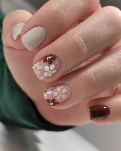 Gel Designs On Natural Nails Short, October Neutral Nails, Thanksgiving Nails Natural Short, Simple Nail Art Flowers, Floral Simple Nails, Natural Nails Gel Polish Designs, Short Medical Assistant Nails, Cute Short Manicure Ideas, 2024 Fall Nails Trend