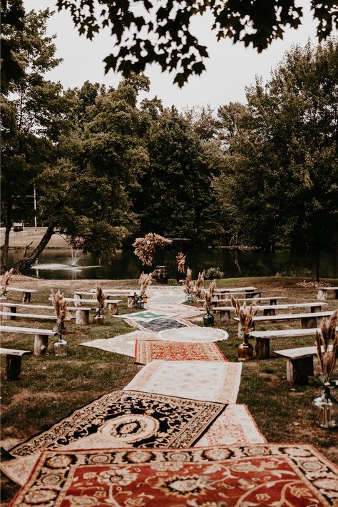 Simple Boho Outdoor Wedding, Rug Ceremony Aisle, Rug At Wedding Ceremony, Boho Wedding Ceremony Seating, Boho Carpet Wedding Aisle, Wedding Road Decoration, Turkish Rug Wedding Aisle, Aisle Rug Wedding, Outdoor Wedding With Rugs