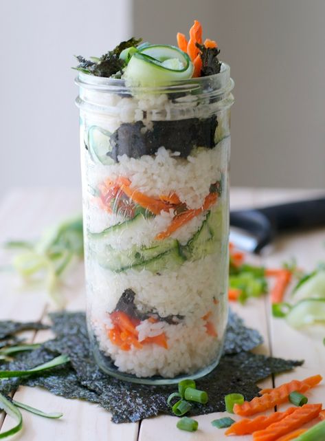 Vegan Packed Lunch, Packed Lunch Recipes, Mason Jar Lunch, Feasting On Fruit, Mason Jar Salad Recipes, Jar Recipes, Vegan Sushi, Dessert In A Jar, Mason Jar Salad