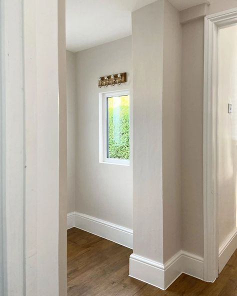 Dulux Nutmeg White entrance hallway Dulux Hallway Colours, Dulux Almond White, Dulux Nutmeg White, Warm White Paint, Entrance Idea, Dulux Paint Colours, Downstairs Wc, White Hallway, Hallway Colours